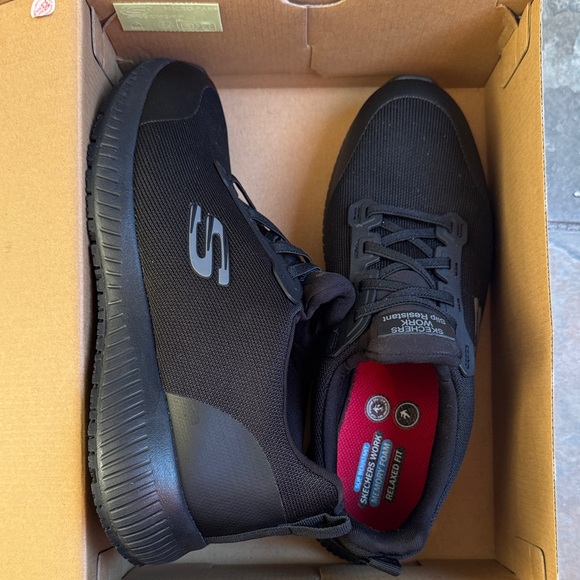 Skechers woman Black Slip-Resistant Sneakers with Red Insole used ones - Picture 4 of 7